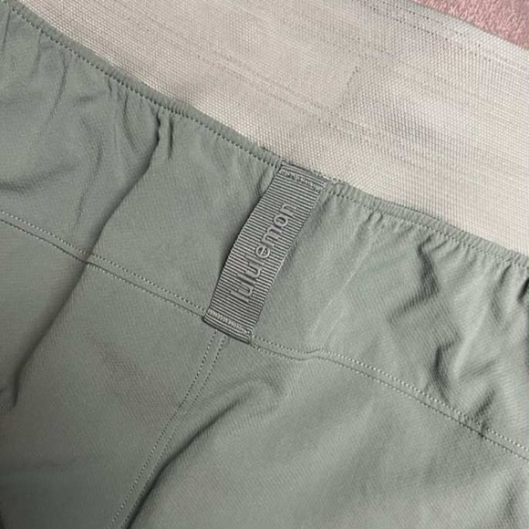Lululemon License To Train High-Rise Pant - Size 4 - Picture 6 of 6